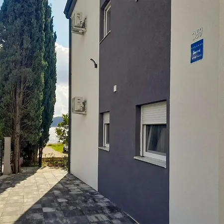2 Bedroom Lovely In Na Moru Apartmán
